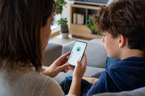 Tre, due uno: il Parental Control sbarca su WhatsApp/