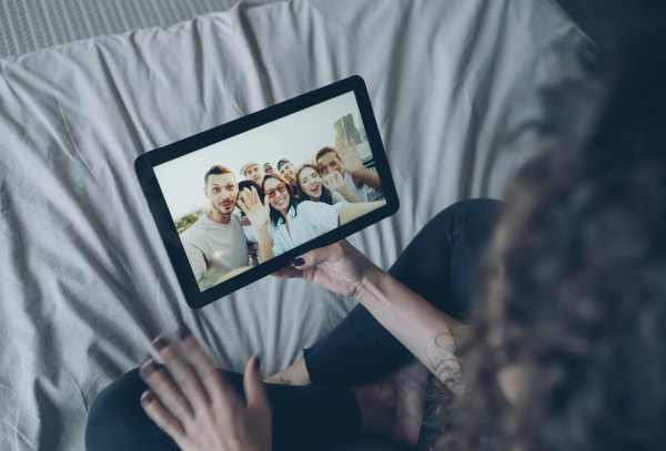 Usare Internet per restare in contatto con amici e familiari